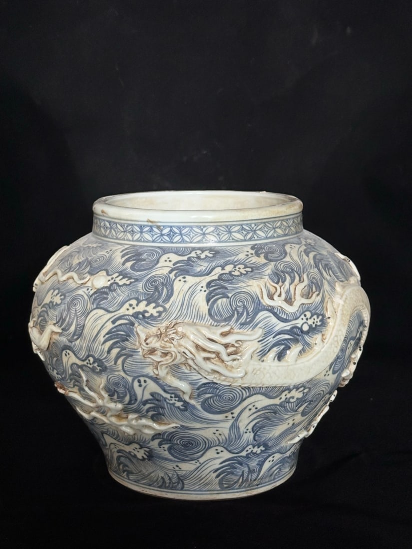 A Exquisite Blue and White Dragon Pattern Jar - 2