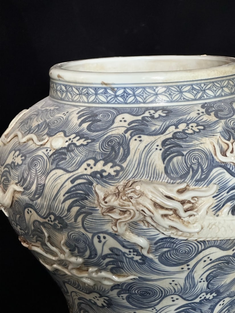 A Exquisite Blue and White Dragon Pattern Jar - 3