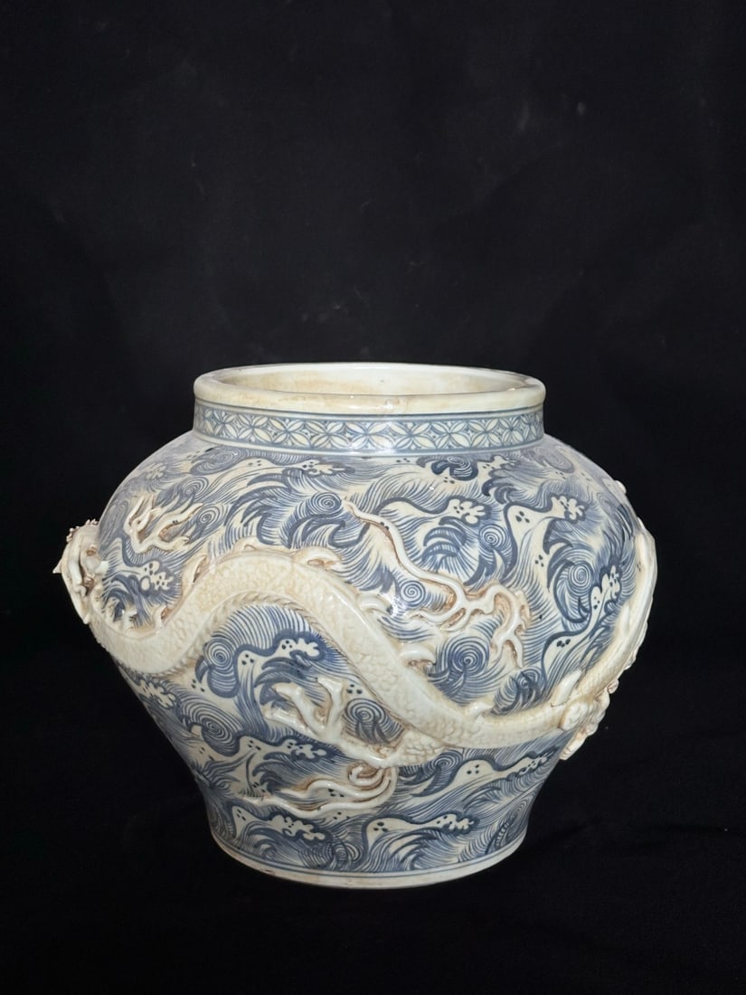 A Exquisite Blue and White Dragon Pattern Jar - 4