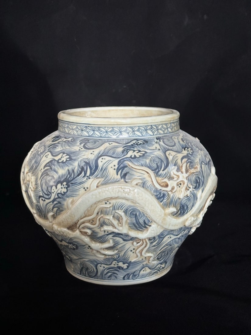A Exquisite Blue and White Dragon Pattern Jar - 5