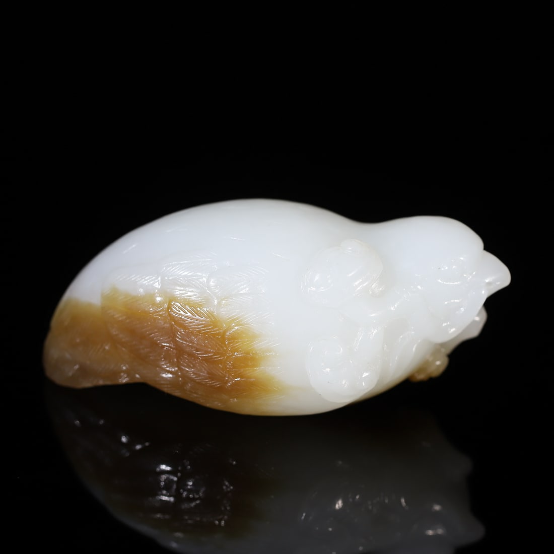 A Exquisite Hotan Jade Bird Ornament: A Exquisite Hotan Jade Bird Ornament,Qing Dynasty, China,Size:3.5inx1.6inx1.5in 和田玉鸟摆件,中国清代