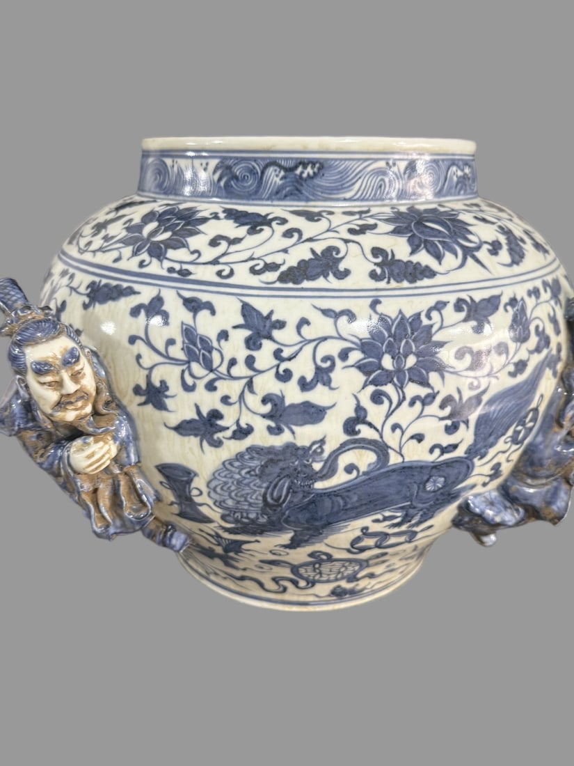 A Exquisite Blue and White Figures Pattern Jar - 2
