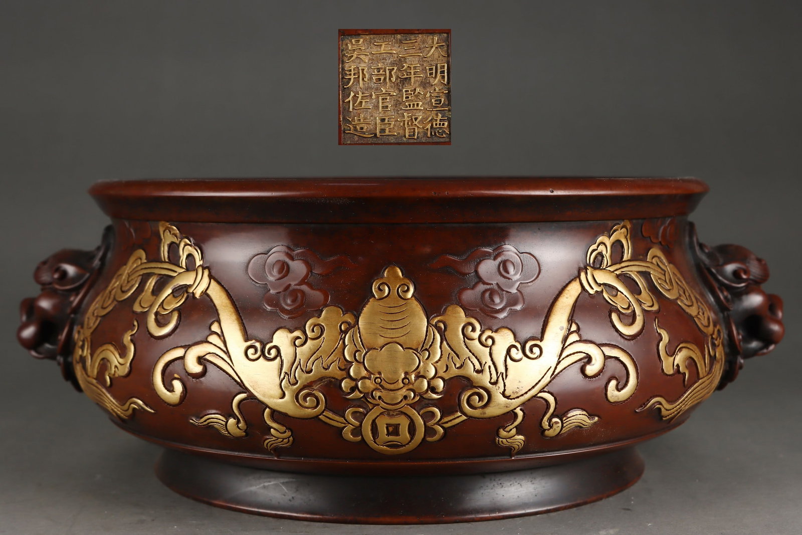 A Exquisite Gilt Bronze Bats Pattern Lion Head Censer: A Exquisite Gilt Bronze Bats Pattern Lion Head Censer,Ming Dynasty, China,With Mark,Size:4.9inx10.4inx11.4inx13.2in,Weight:8100g