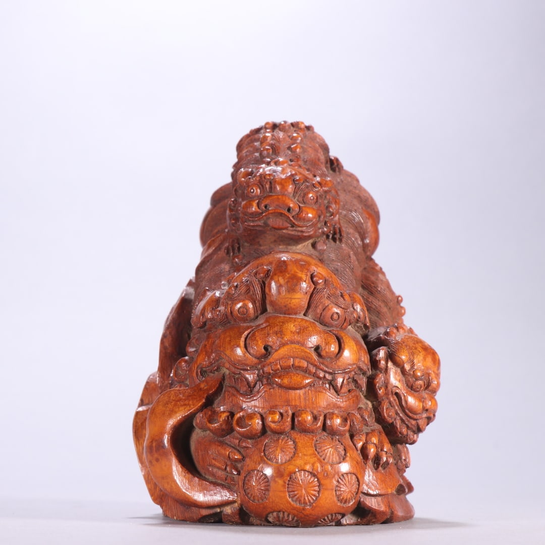A Exquisite Bamboo Carved Lion Ornament: A Exquisite Bamboo Carved Lion Ornament,Qing Dynasty, China,Size:5.5inx3.9in,Weight:317g 竹雕狮摆件,中国清代