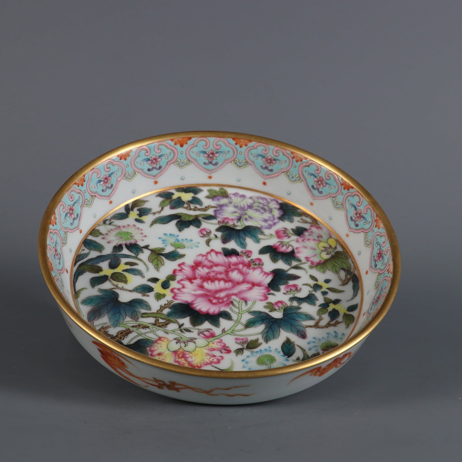 A Exquisite Enamel Flower Pattern Plate: A Exquisite Enamel Flower Pattern Plate,Qing Dynasty, China,Yongzheng Four-character Mark,Size:1.4inx5.7in 珐琅彩花卉纹盘,中国清代,