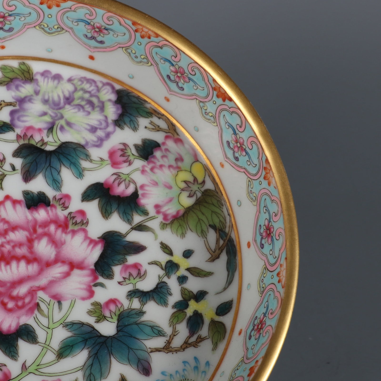 A Exquisite Enamel Flower Pattern Plate - 2