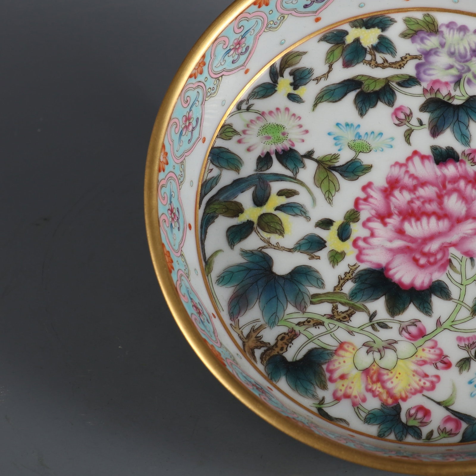 A Exquisite Enamel Flower Pattern Plate - 3