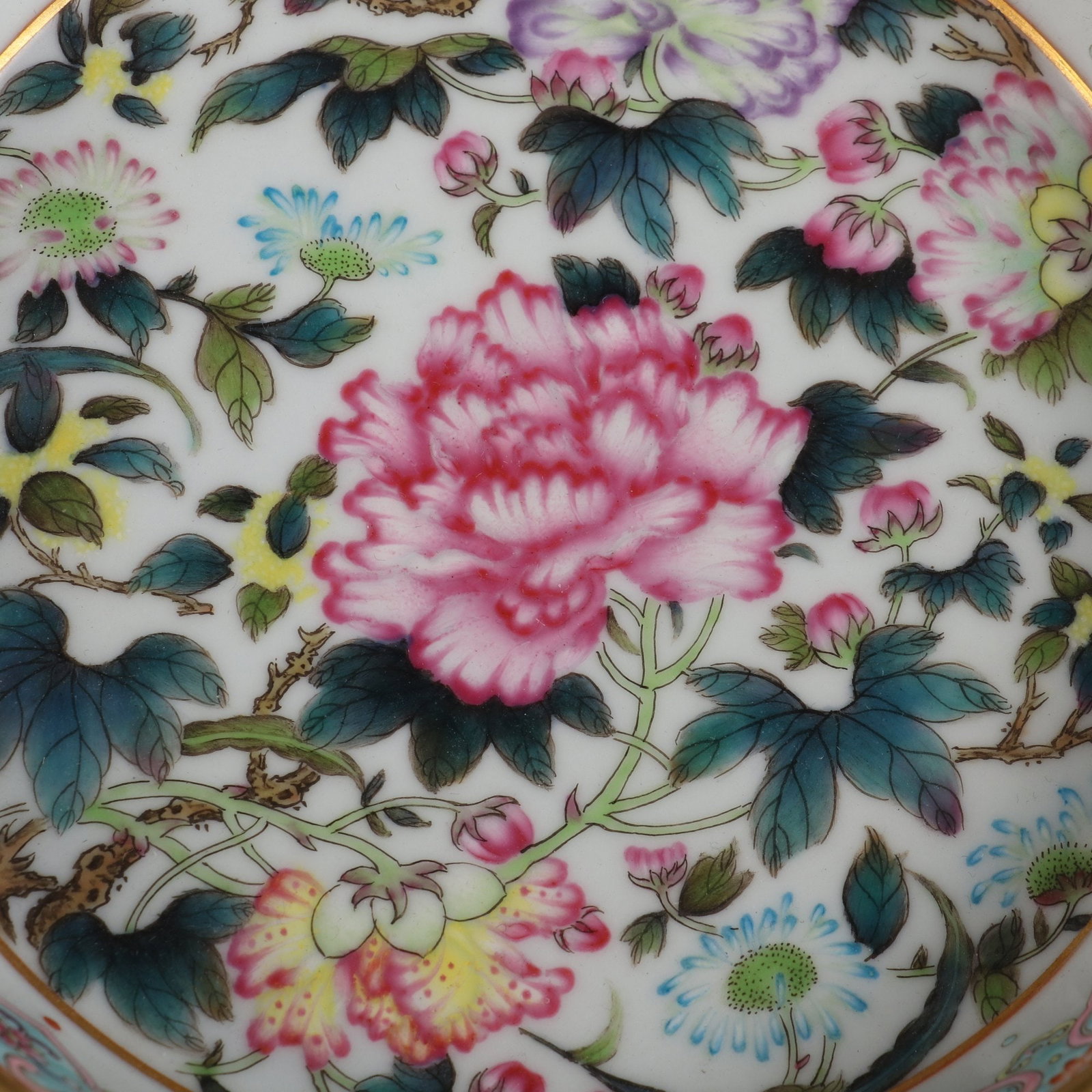 A Exquisite Enamel Flower Pattern Plate - 4