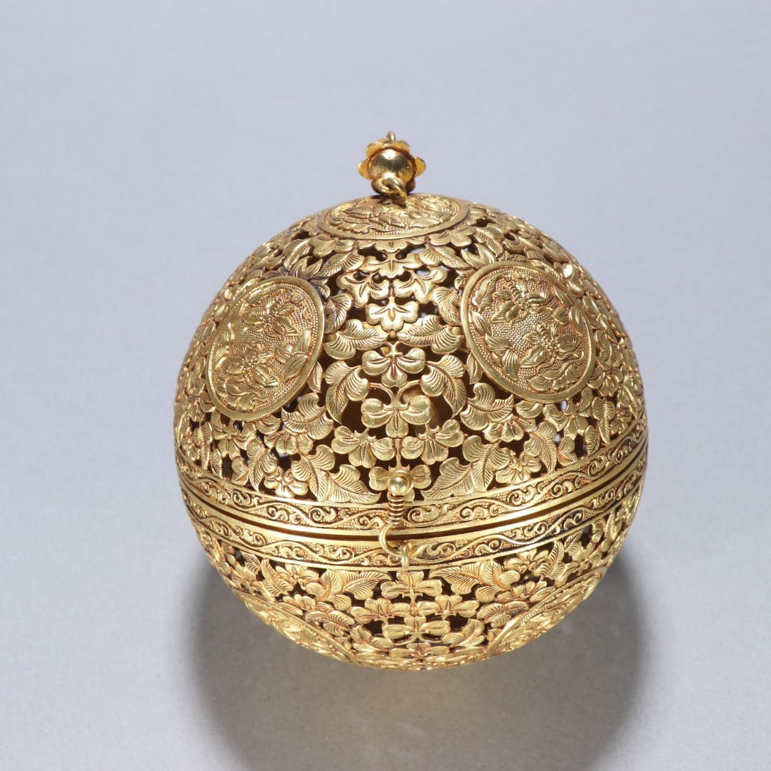 A Exquisite Gilt Bronze Flower Pattern Ball: A Exquisite Gilt Bronze Flower Pattern Ball,Qing Dynasty, China,Size:3.9inx4in,Weight:324.5g 铜鎏金花卉纹球,中国清代