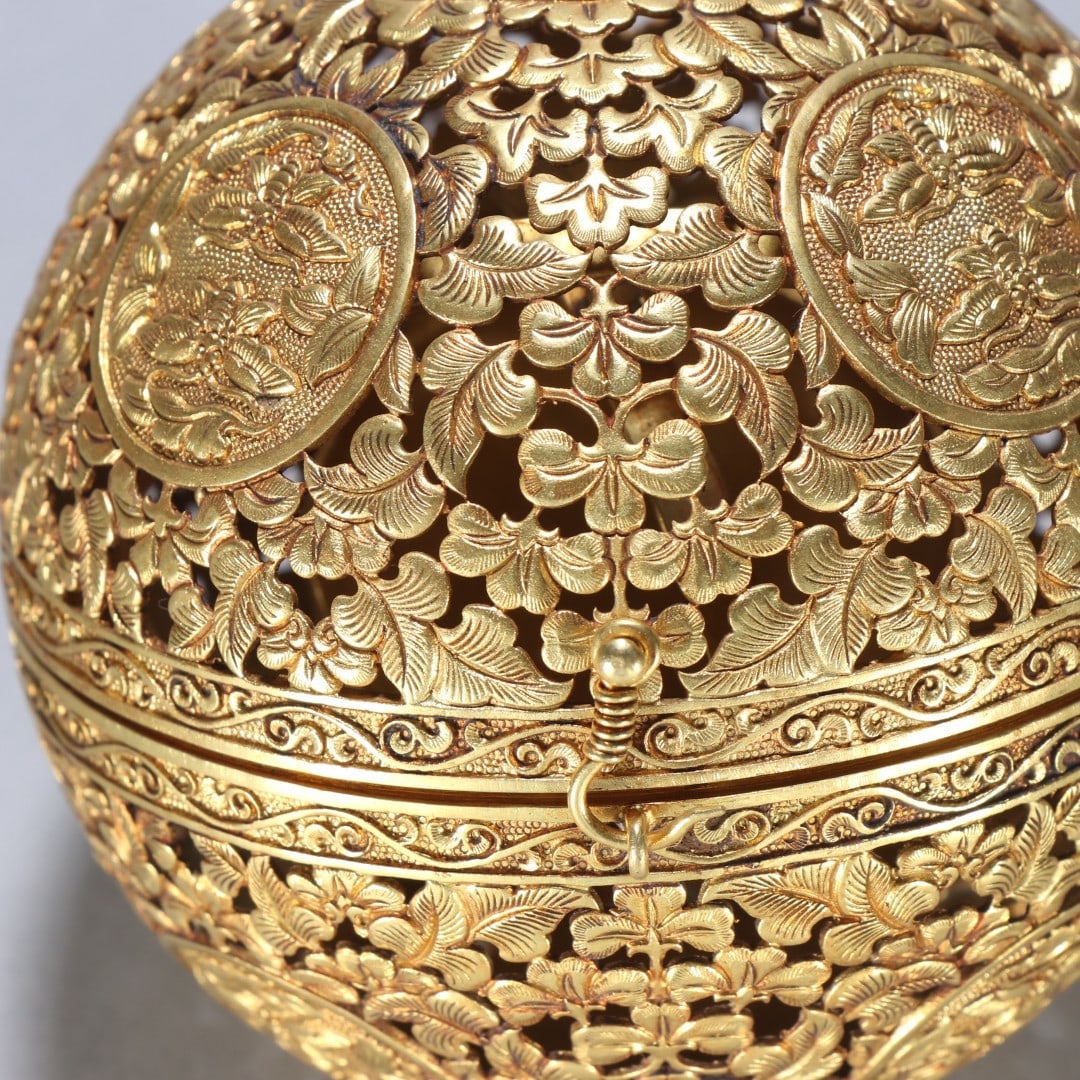 A Exquisite Gilt Bronze Flower Pattern Ball - 2