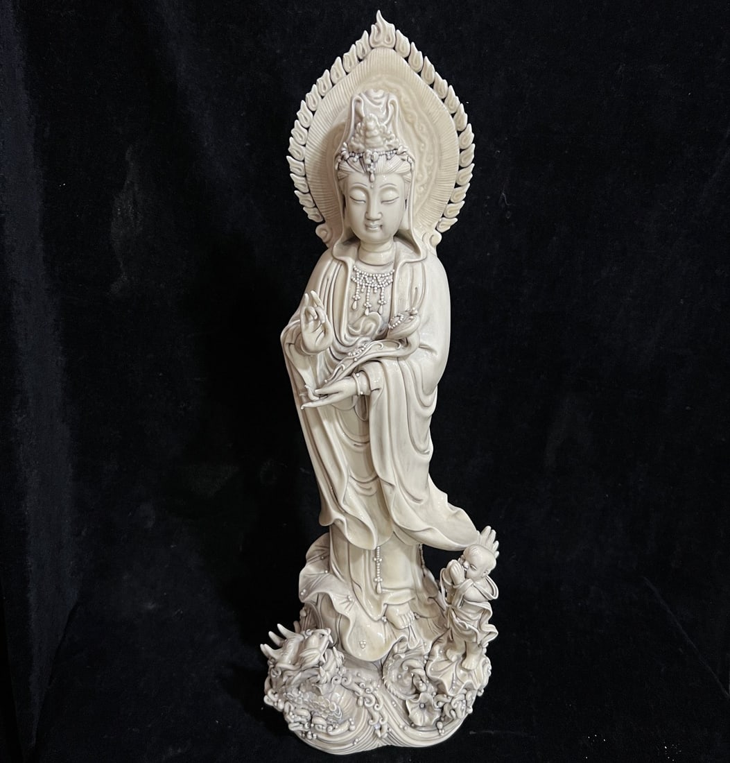 A Exquisite Blance-De-Chine Statue of Avalokitesvara Ornament (1 of 8)
