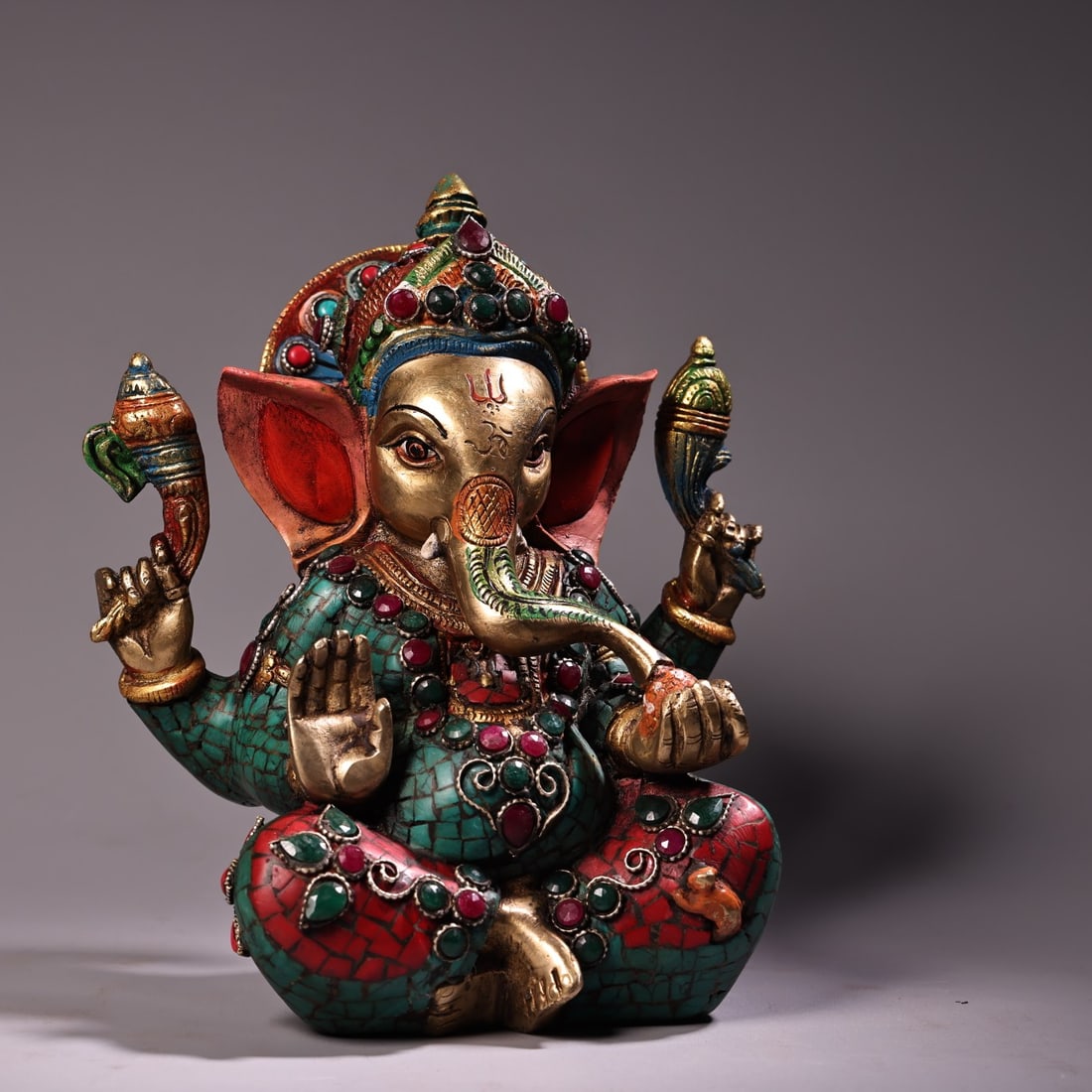 A Exquisite Coppery Inlaid Gems Buddha statue Ornament: A Exquisite Coppery Inlaid Gems Buddha statue Ornament,Qing Dynasty, China,Size:7.1inx6.7in ,Weight:3000g 铜嵌宝石佛像摆件,中国清É