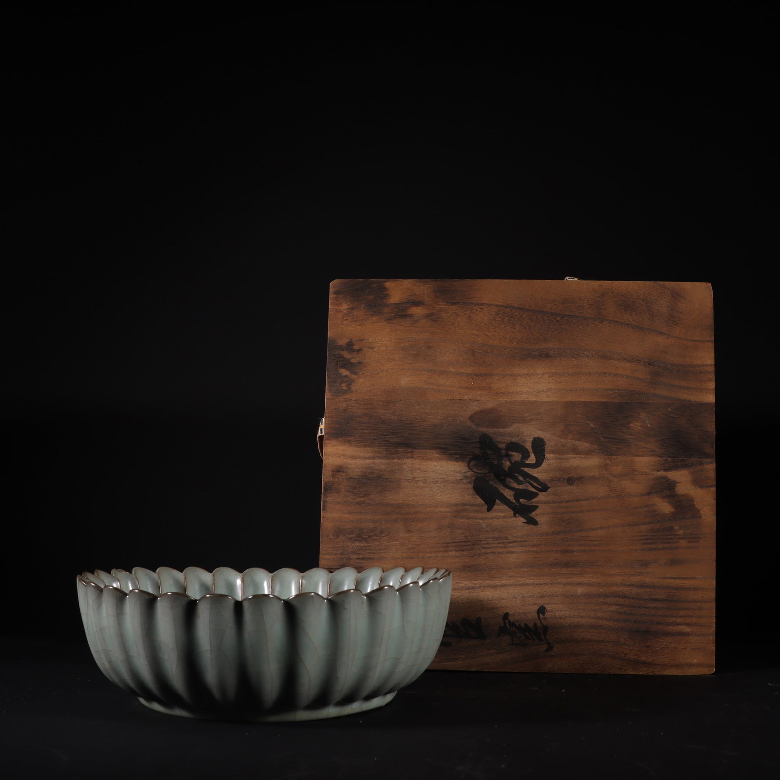 A Exquisite Guan Yao Celadon Glazed Bowl: A Exquisite Guan Yao Celadon Glazed Bowl,Song Dynasty, China,Size:2.8inx8.7in 官窑青釉碗,中国宋代