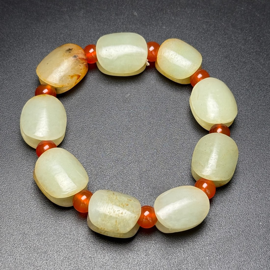 A Exquisite Hotan Jade Bracelets: A Exquisite Hotan Jade Bracelets,Qing Dynasty, China,Size:0.8inx0.7inx0.5in,Weight:70g 和田玉手串,中国清代