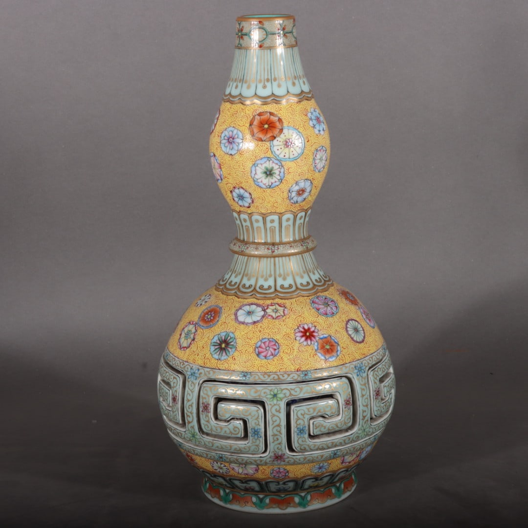 A Exquisite Famille-Rose Hollow Gourd Vase: A Exquisite Famille-Rose Hollow Gourd Vase,Qing Dynasty, China,Qianlong Six-character Mark,Size:12.2inx1.4inx3.9in 粉彩镂空葫芦瓶,中国清