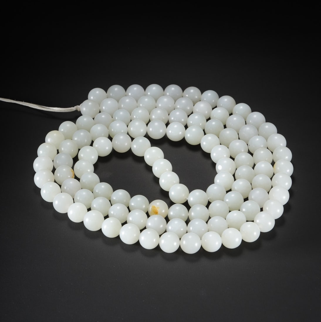 A Exquisite Hotan Jade Necklace: A Exquisite Hotan Jade Necklace,Qing Dynasty, China,Size:0.5in,Weight:283.7g 和田玉项链,中国清代