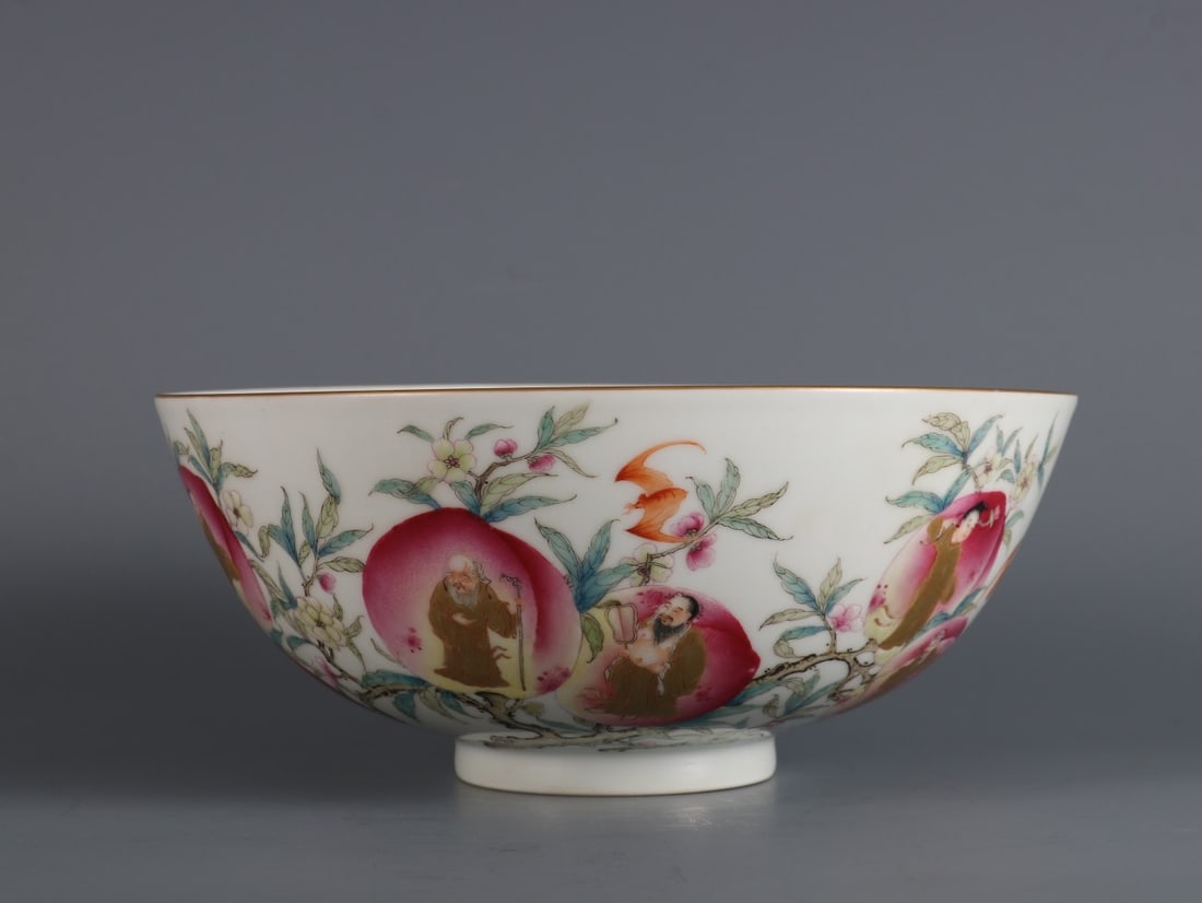 A Exquisite Famille-Rose Painted Gold Figures Pattern Bowl: A Exquisite Famille-Rose Painted Gold Figures Pattern Bowl,Qing Dynasty, China,Qianlong Six-character Mark,Size:3.3inx7.7in