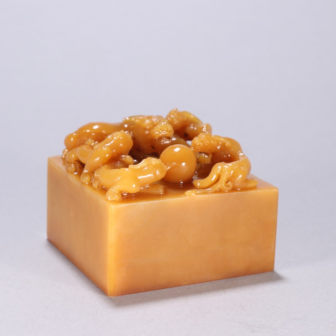 A Exquisite Tianhuang Stone Dragon Seal: A Exquisite Tianhuang Stone Dragon Seal,Qing Dynasty, China,With Mark,Size:2.2inx2.9in,Weight:566.3g 田黄石龙形印章,中国清代,带&