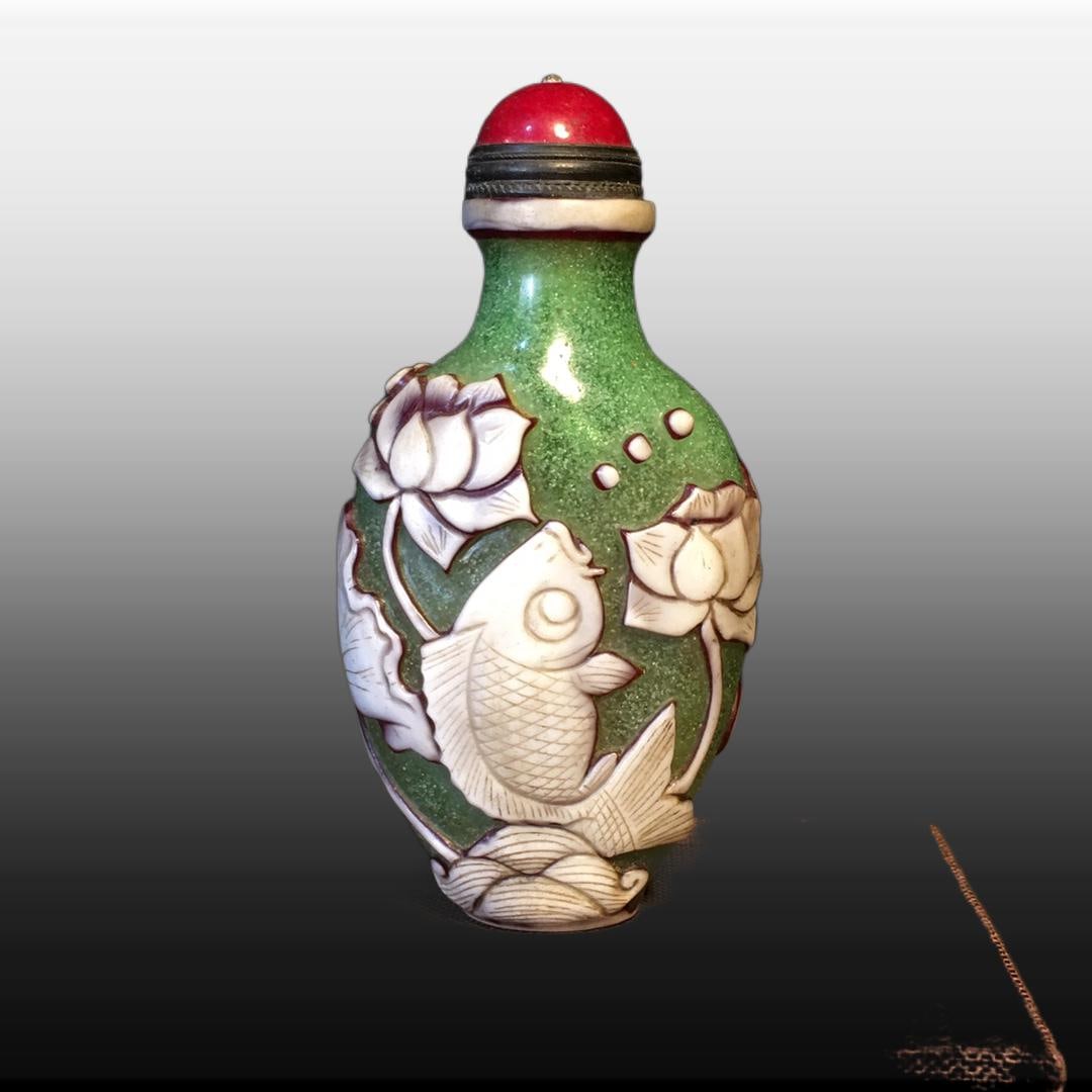 A Exquisite Colored glaze Fish Pattern Snuff Bottle: A Exquisite Colored glaze Fish Pattern Snuff Bottle,Qing Dynasty, China,Size:2inx1.2in ,Weight:75g 琉璃鱼纹鼻烟壶,中国清代