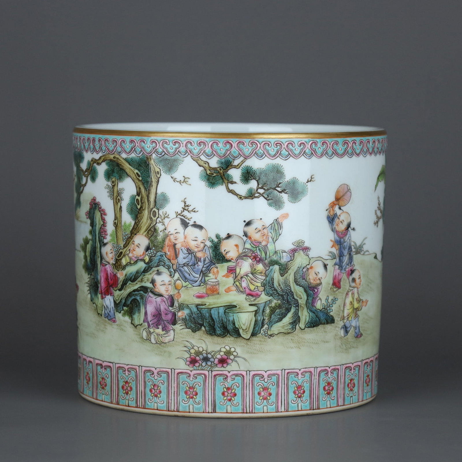 A Exquisite Famille Rose Figure Pattern Brush Pot: A Exquisite Famille Rose Figure Pattern Brush Pot,Qing Dynasty, China,Yongzheng Six-character Mark,Size:6.5inx7.6in 粉彩人物纹笔筒,中国清