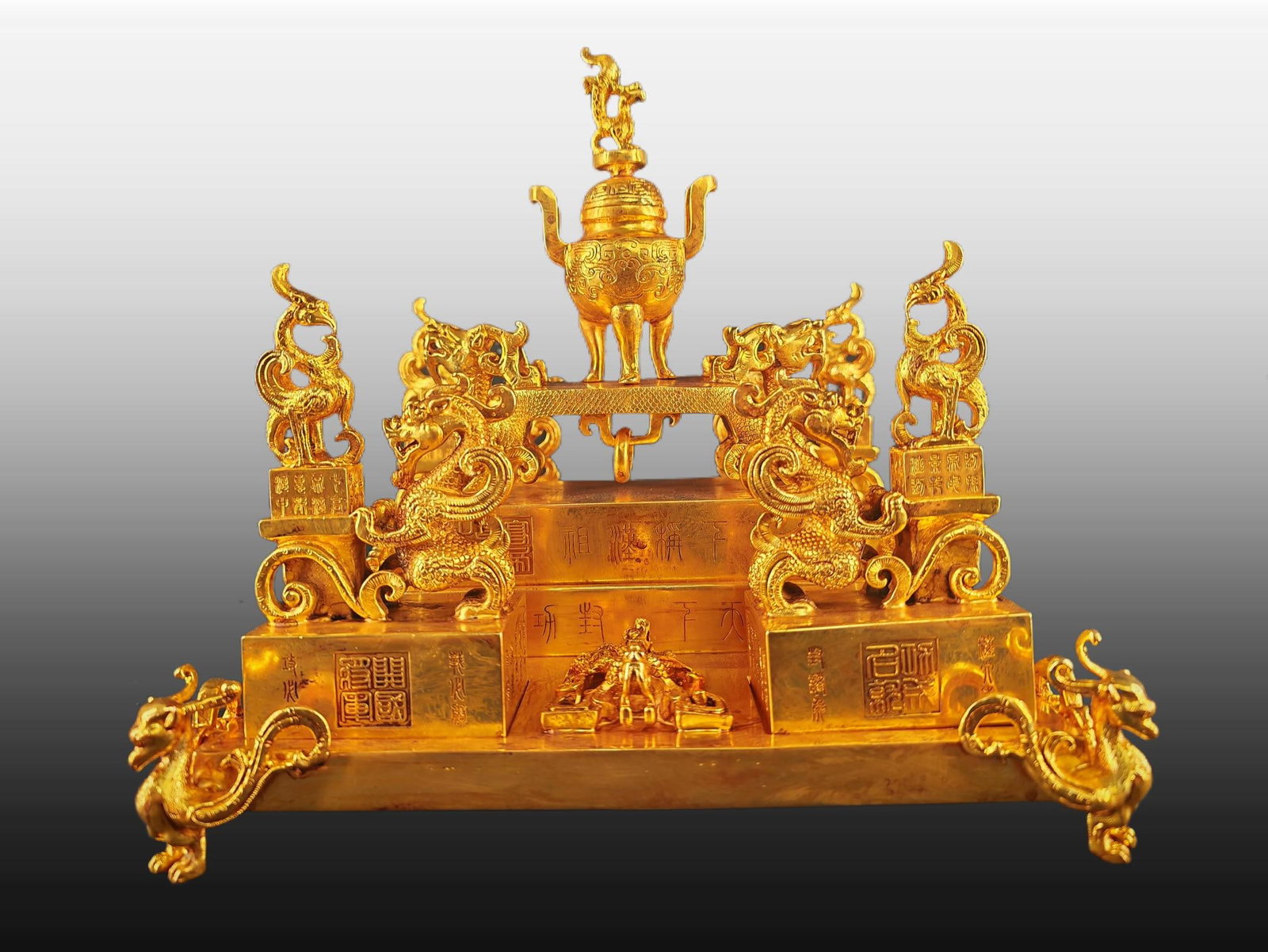 A Set of Exquisite Gilt Bronze Dragon and Phoenix Seal: A Set of Exquisite Gilt Bronze Dragon and Phoenix Seal,Han Dynasty, China,Size:9.8inx9.8inx9.4in 一套铜鎏金龙凤印章,中国汉ߣ
