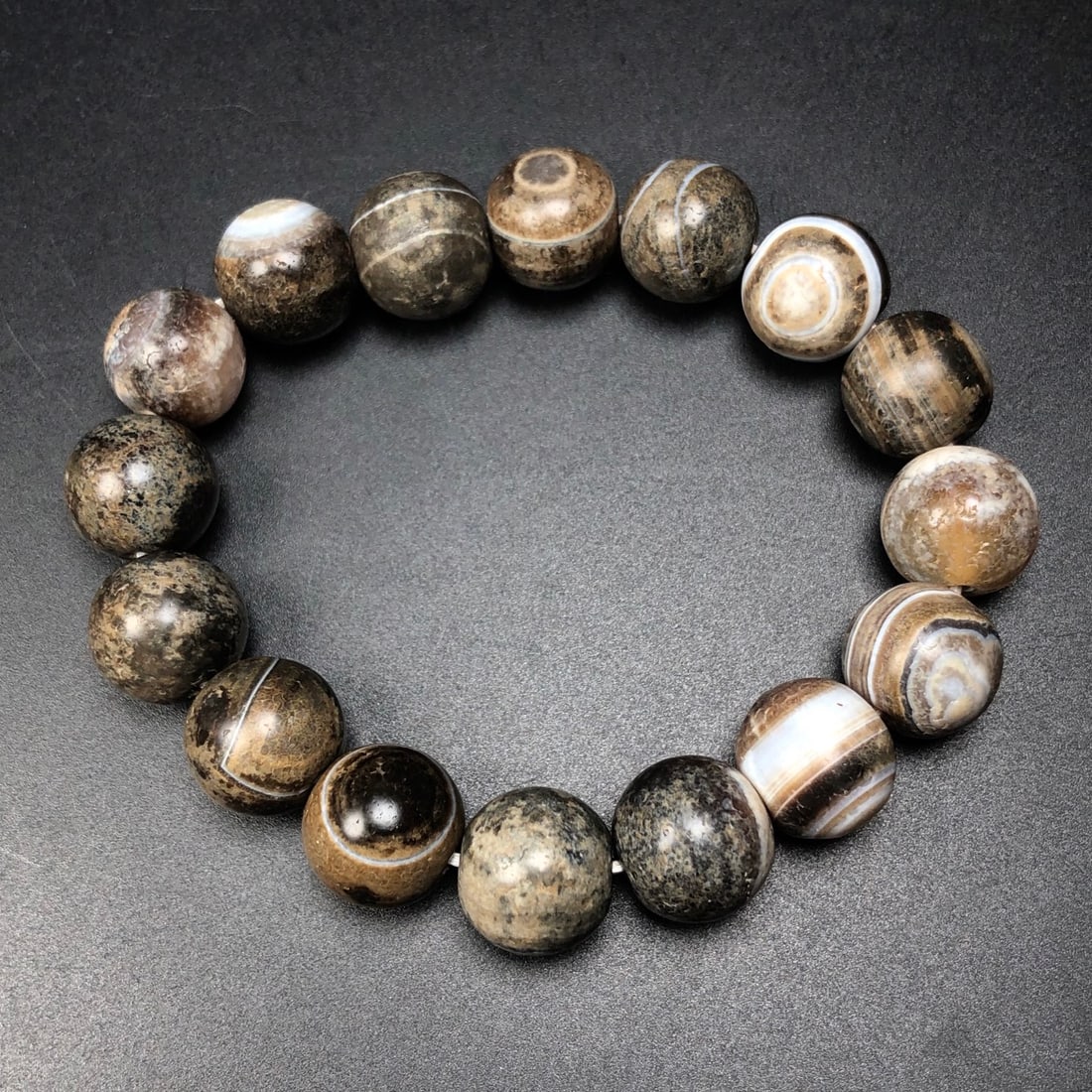 A Exquisite Agate Bracelets: A Exquisite Agate Bracelets,Qing Dynasty, China,Size:0.6in,Weight:54.8g 玛瑙手串,中国清代