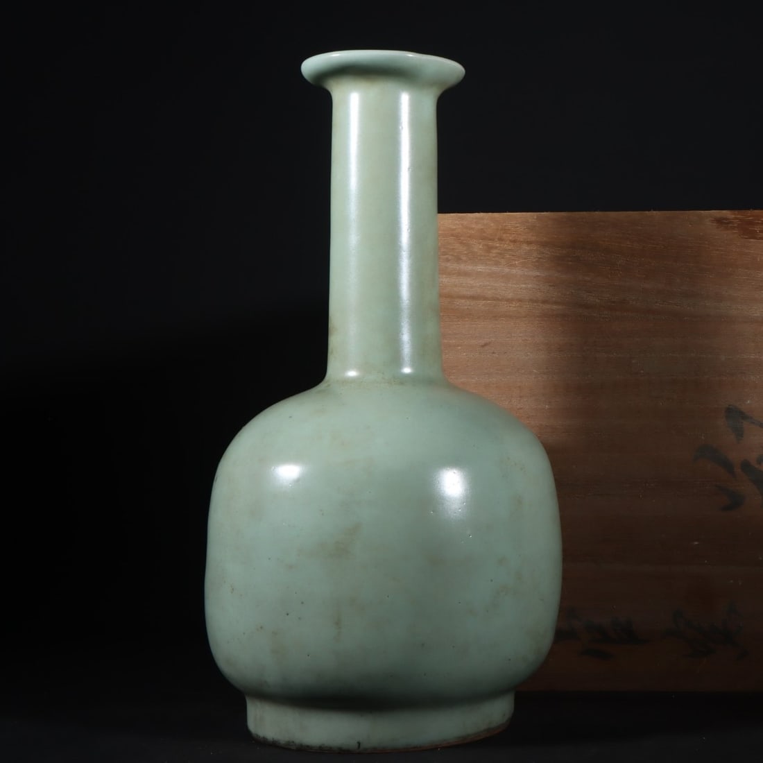 A Exquisite Guan Yao Celadon Glazed Vase: A Exquisite Guan Yao Celadon Glazed Vase,Song Dynasty, China,Size:10.2inx5.1in 官窑粉青釉瓶,中国宋代