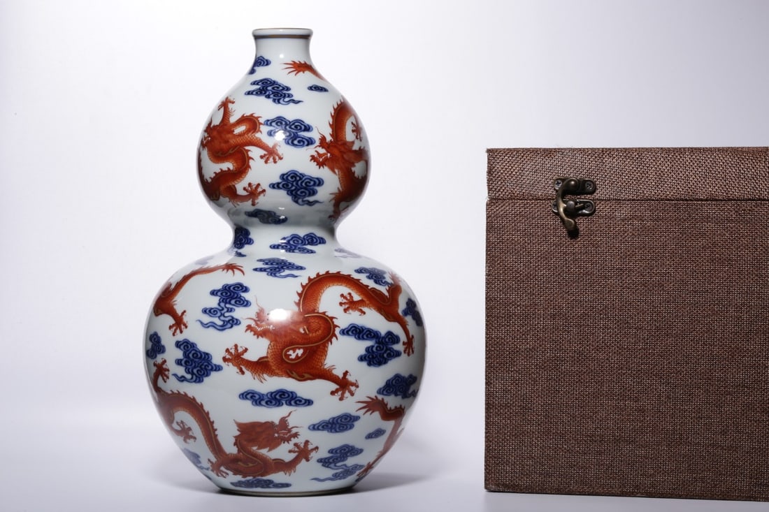 A Exquisite Blue and White Iron-Red Dragon Pattern Gourd Vase: A Exquisite Blue and White Iron-Red Dragon Pattern Gourd Vase,Qing Dynasty, China,Qianlong Six-character Mark,Size:15.3inx6.8inx3.5in 青花矾红龙纹葫芦&#