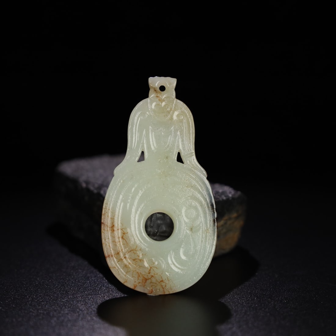 A Exquisite Hotan Jade Figures Bi: A Exquisite Hotan Jade Figures Bi,Han Dynasty, China,Size:3.5inx1.9inx0.2in,Weight:37.5g 和田玉人形玉璧,中国汉代