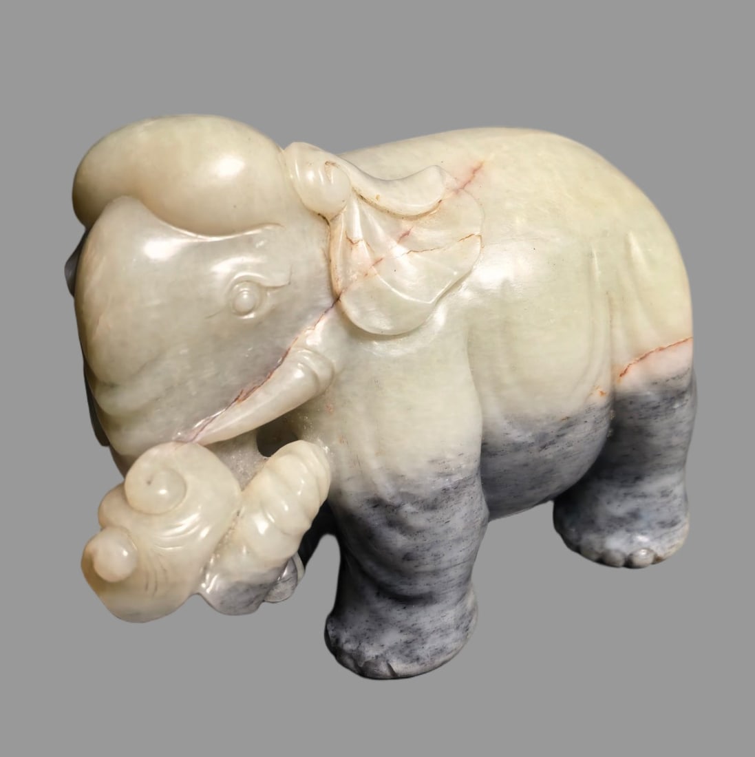 A Exquisite White Jade Elephant Ornament: A Exquisite White Jade Elephant Ornament,Qing Dynasty, China,Size:6.3inx2.8inx4.3in,Weight:1865g 和田玉象摆件,中国清代