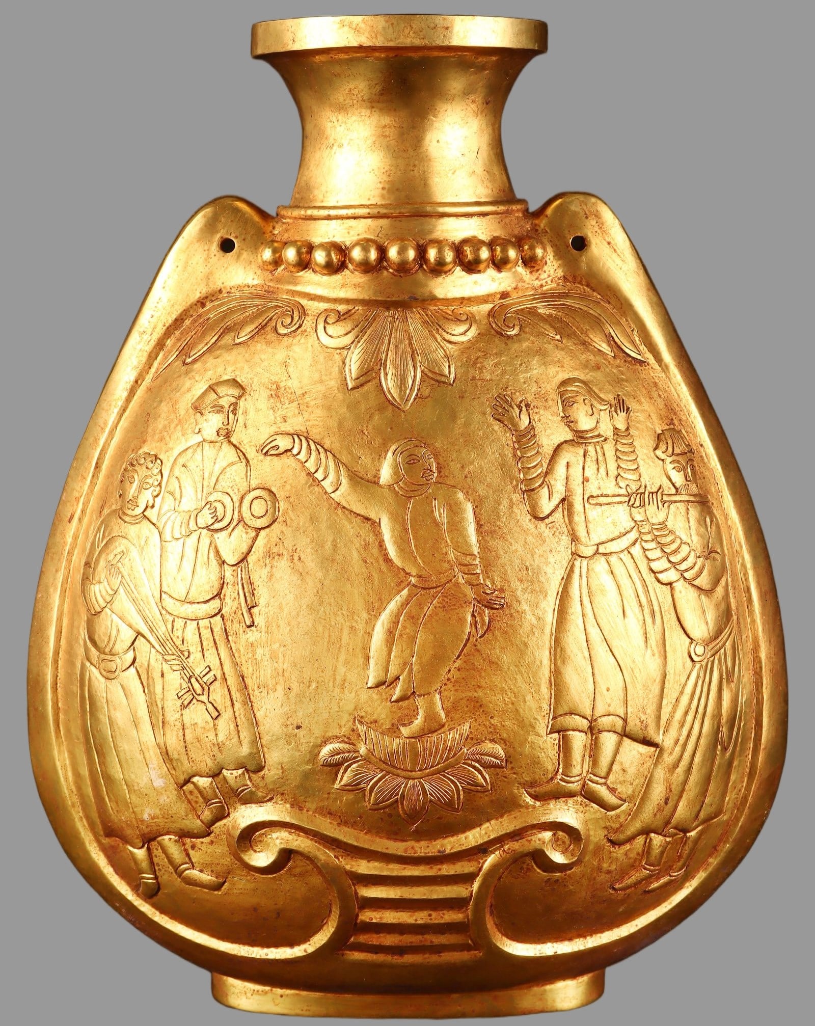 A Exquisite Gilt Bronze Figures Pattern Vase: A Exquisite Gilt Bronze Figures Pattern Vase,Tang Dynasty, China,Size:10.6inx7.9in,Weight:1239g 铜鎏金人物纹瓶,中国唐代