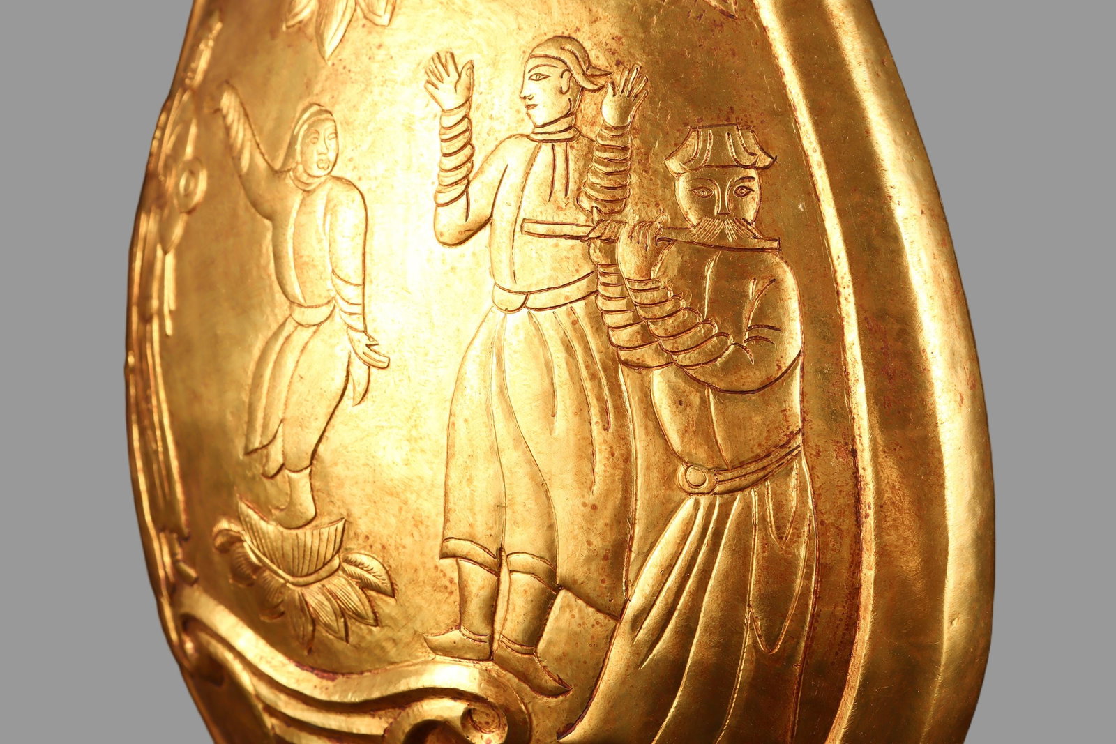 A Exquisite Gilt Bronze Figures Pattern Vase - 5