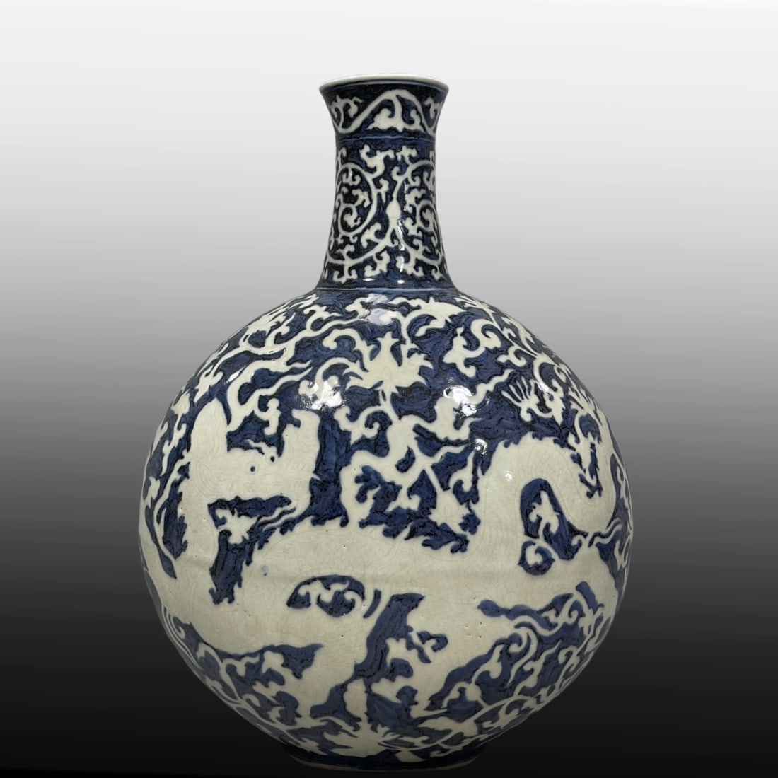 A Exquisite Blue and White Dragon Pattern Vase: A Exquisite Blue and White Dragon Pattern Vase,Ming Dynasty, China,Xuande Six-character Mark,Size:18.5inx13.4in 青花龙纹瓶,中国明代,宣঒