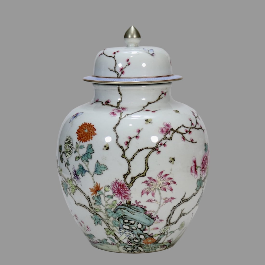 A Exquisite Famille Rose Flower Pattern Jar: A Exquisite Famille Rose Flower Pattern Jar,Qing Dynasty, China,Daoguang Six-character Mark,Size:11.6inx4.1in 粉彩花卉纹罐,中国清代,道