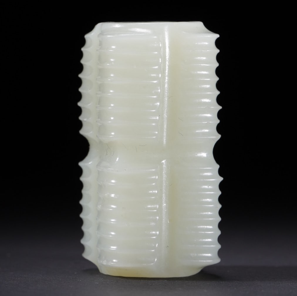 A Exquisite Hotan Jade Ornament: A Exquisite Hotan Jade Ornament,Qing Dynasty, China,Size:1.5inx0.8inx0.8in,Weight:30.8g 和田玉摆件,中国清代