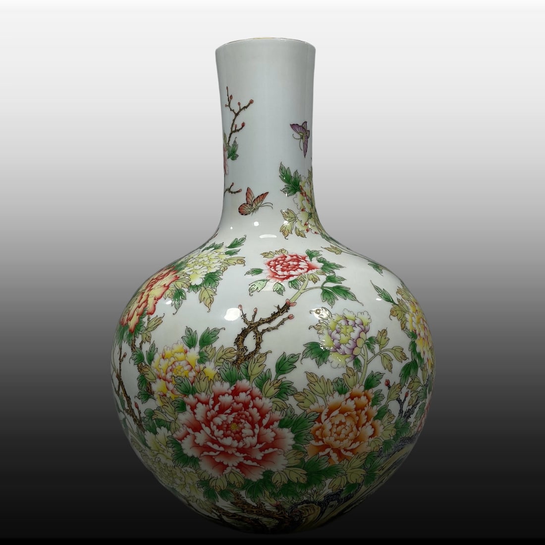 A Exquisite Famille-Rose Flower Pattern Vase: A Exquisite Famille-Rose Flower Pattern Vase,Qing Dynasty, China,Yongzheng Four-character Mark,Size:21.7inx15in