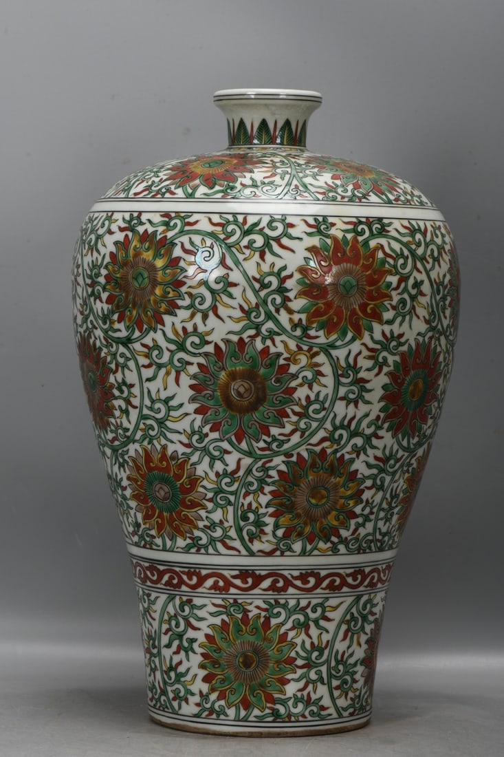 A Exquisite Wucai Interlocking Lotus Pattern Vase - 2