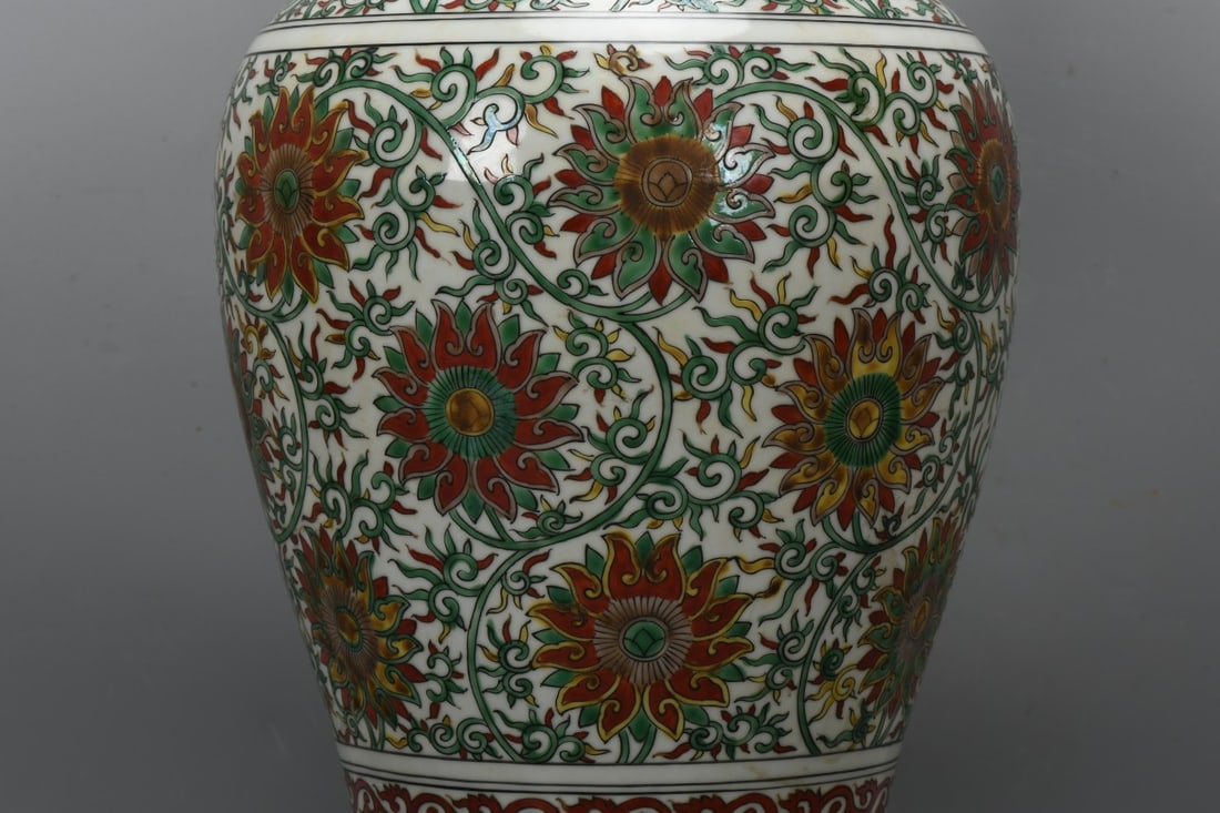A Exquisite Wucai Interlocking Lotus Pattern Vase - 3