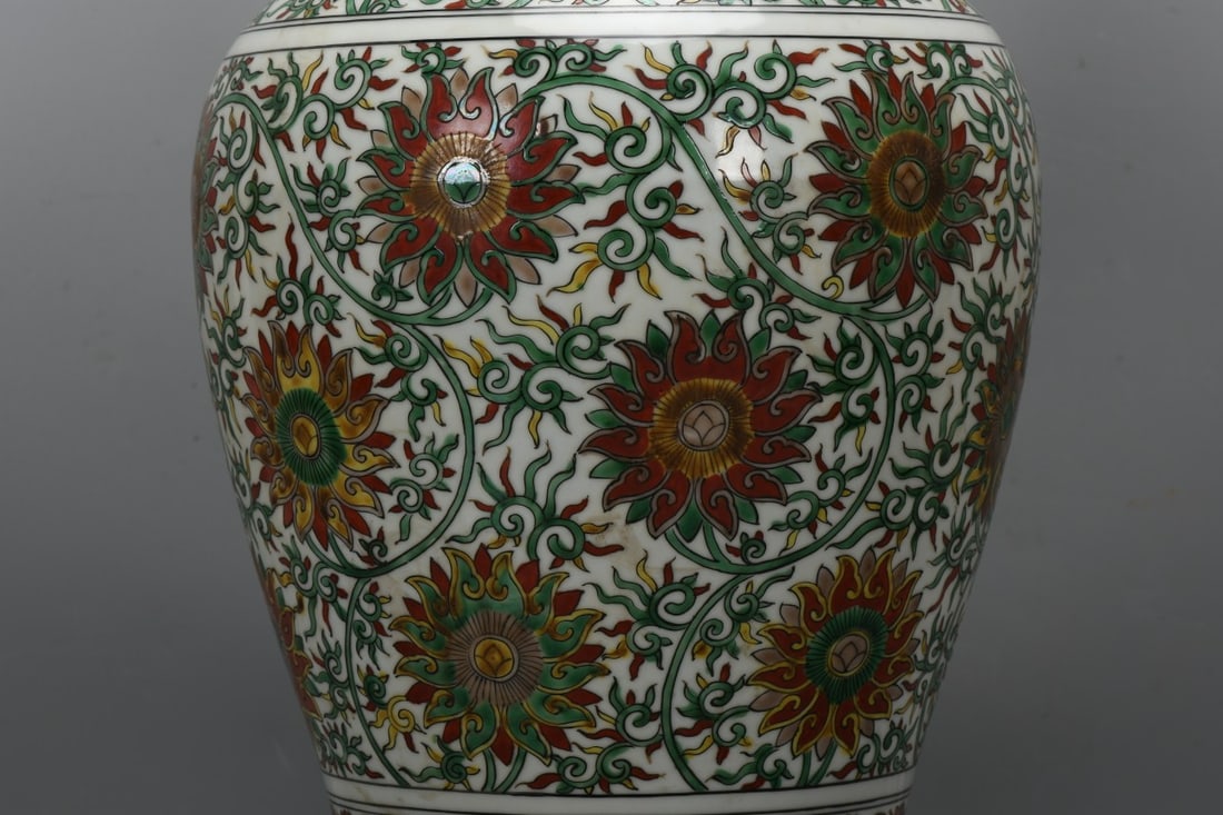 A Exquisite Wucai Interlocking Lotus Pattern Vase - 4
