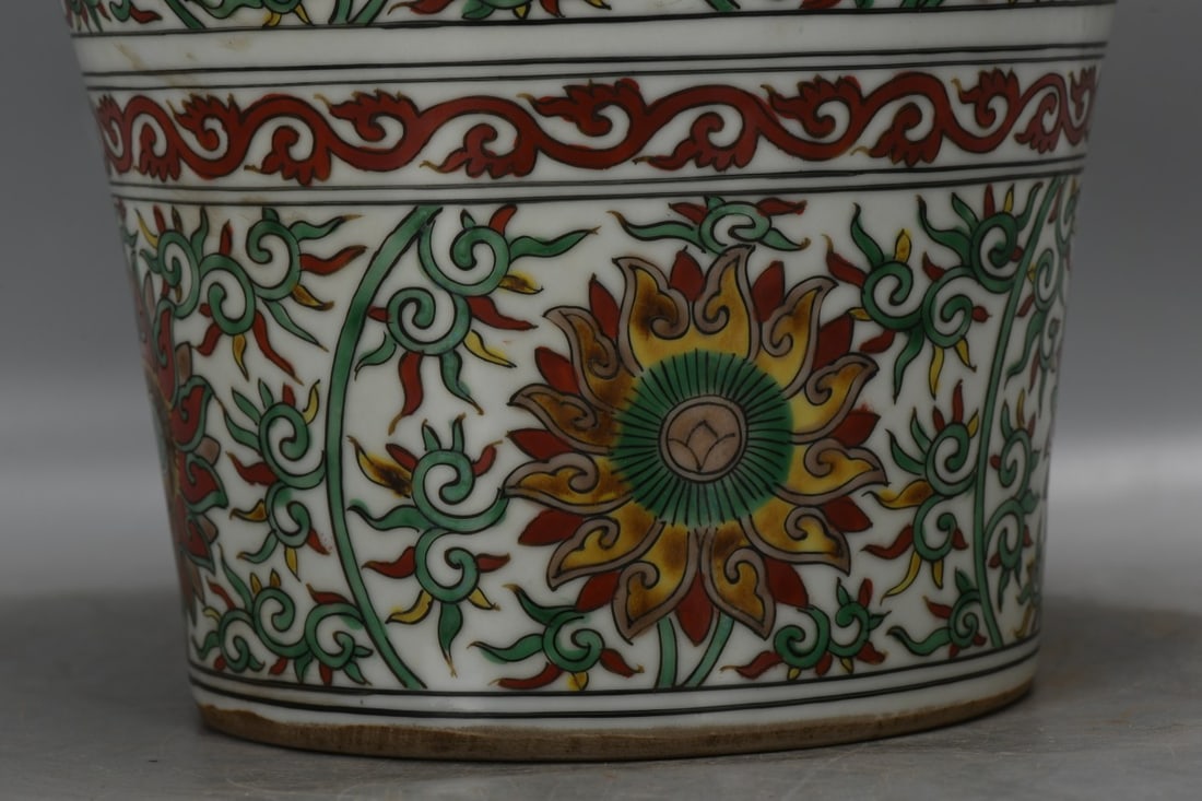A Exquisite Wucai Interlocking Lotus Pattern Vase - 5
