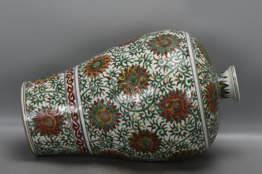 A Exquisite Wucai Interlocking Lotus Pattern Vase - 6
