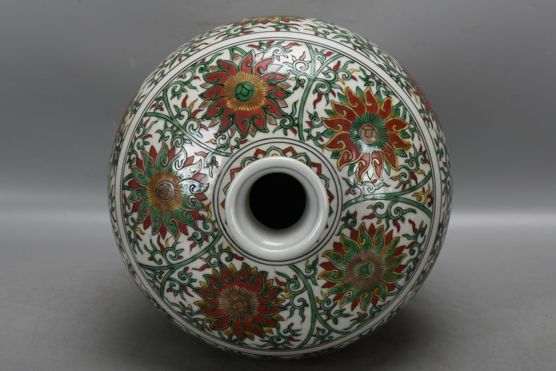 A Exquisite Wucai Interlocking Lotus Pattern Vase - 7