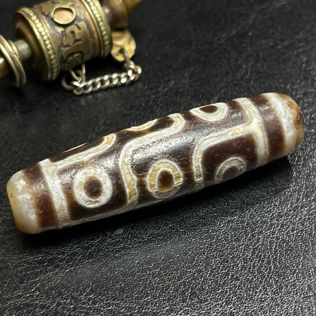 A Exquisite Nine Eye Dzi bead: A Exquisite Nine Eye Dzi bead,Qing Dynasty, China,Size:0.6inx2.2in 九眼天珠,中国清代