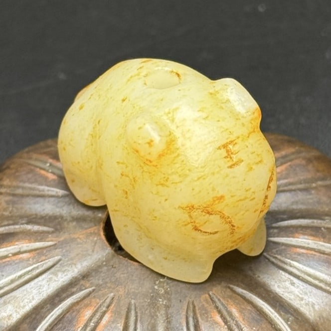 A Exquisite Hotan Jade Tiger Ornament: A Exquisite Hotan Jade Tiger Ornament,Han Dynasty, China,Size:1.3inx0.7inx0.8in,Weight:24g 和田玉虎摆件,中国汉代