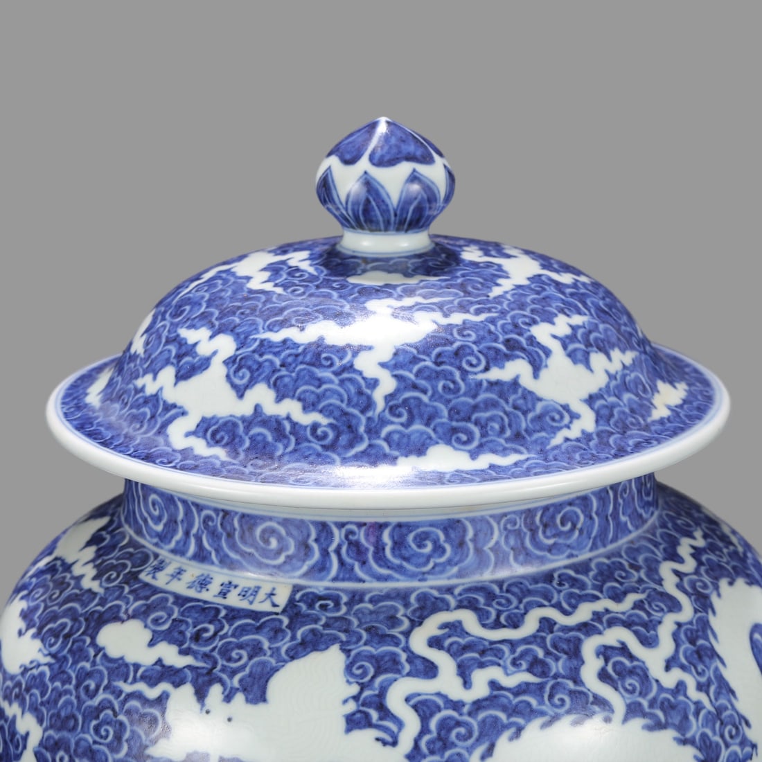 A Exquisite Blue and White Dragon Pattern Jar - 3