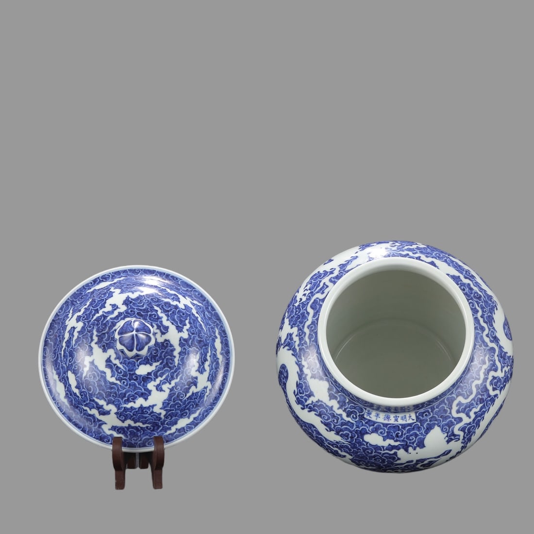 A Exquisite Blue and White Dragon Pattern Jar - 5