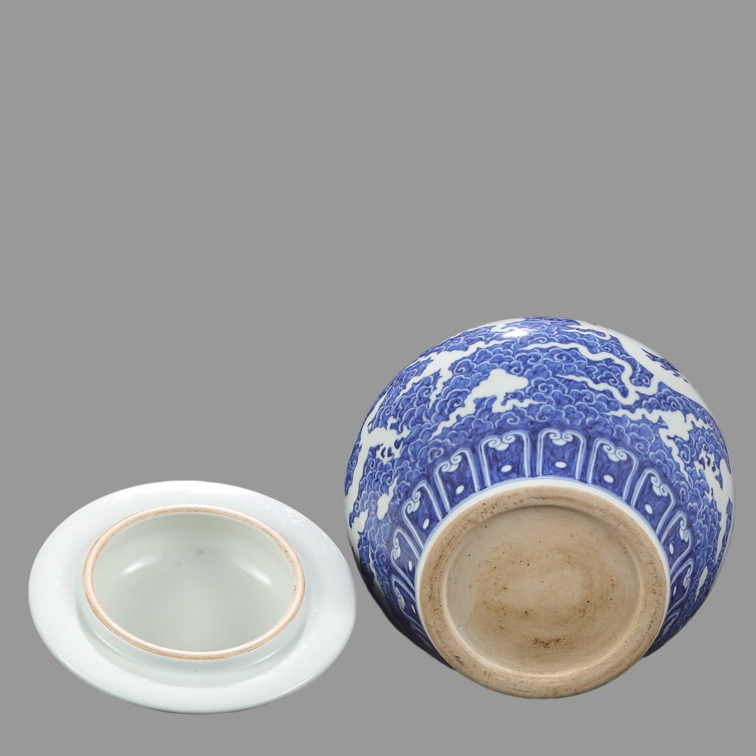 A Exquisite Blue and White Dragon Pattern Jar - 9