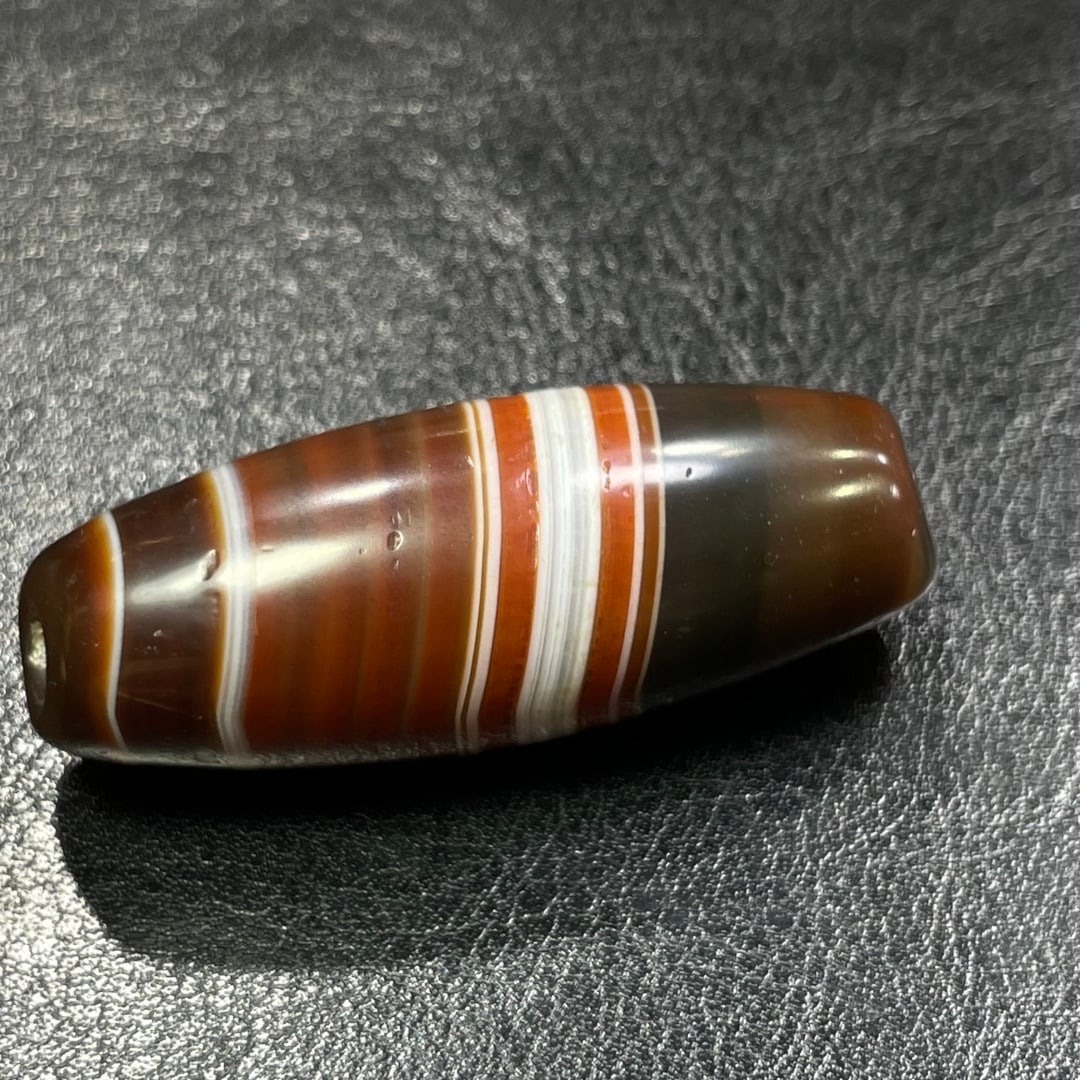 A Exquisite Agate Dzi bead: A Exquisite Agate Dzi bead,Qing Dynasty, China,Size:0.7inx2in 玛瑙天珠,中国清代