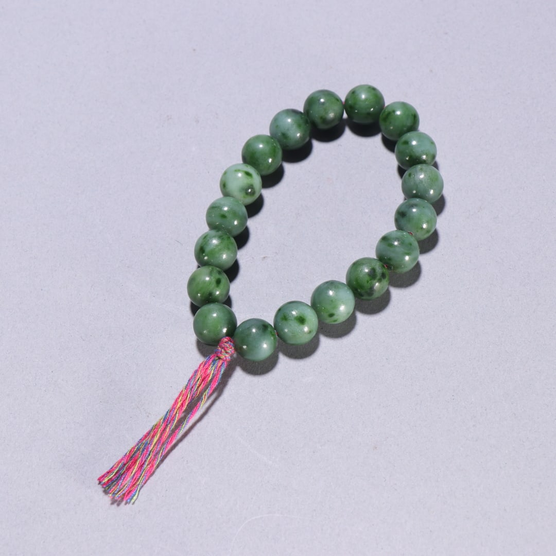 A Exquisite Jadeite Bracelets: A Exquisite Jadeite Bracelets,Qing Dynasty, China,Size:0.4in,Weight:44.2g 翡翠手串,中国清代