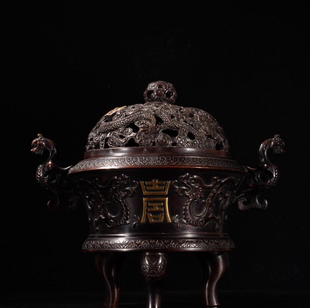 A Exquisite Red Copper Gilt Bronze Tripod Censer: A Exquisite Red Copper Gilt Bronze Tripod Censer,Ming Dynasty, China,Xuande Six-character Mark,Size:8.2inx5.9in,Weight:4180g 紫铜鎏金三足炉,中国&#